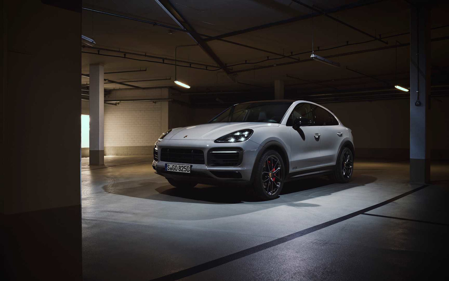 Comparison Porsche Cayenne GTS Coupe 2021 vs Land Rover Defender